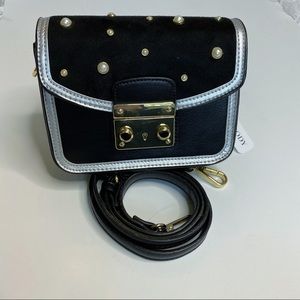 Crossbody bag with removable strap